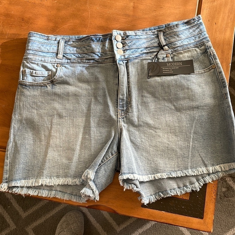 VERSONA NWT Denim Shorts Size 18